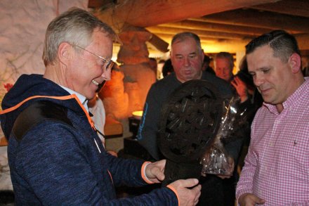 Walter Hofer otrzymuje z rąk burmistrza Wisły Tomasz Bujoka okolicznościową statuetkę